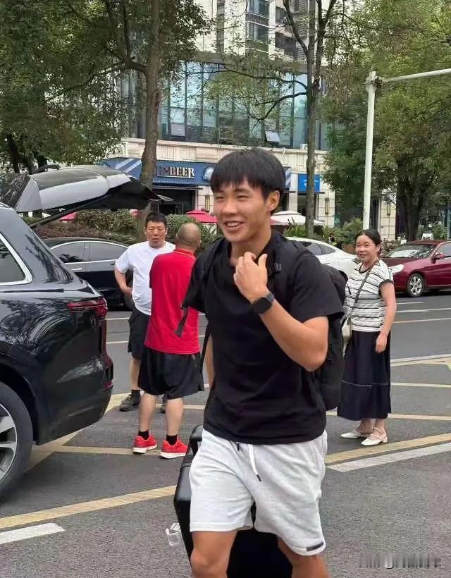 好消息！有网友拍到，踢完亚少赛的帅惟浩已经回到了成都蓉城俱乐部的训练基地，下半赛