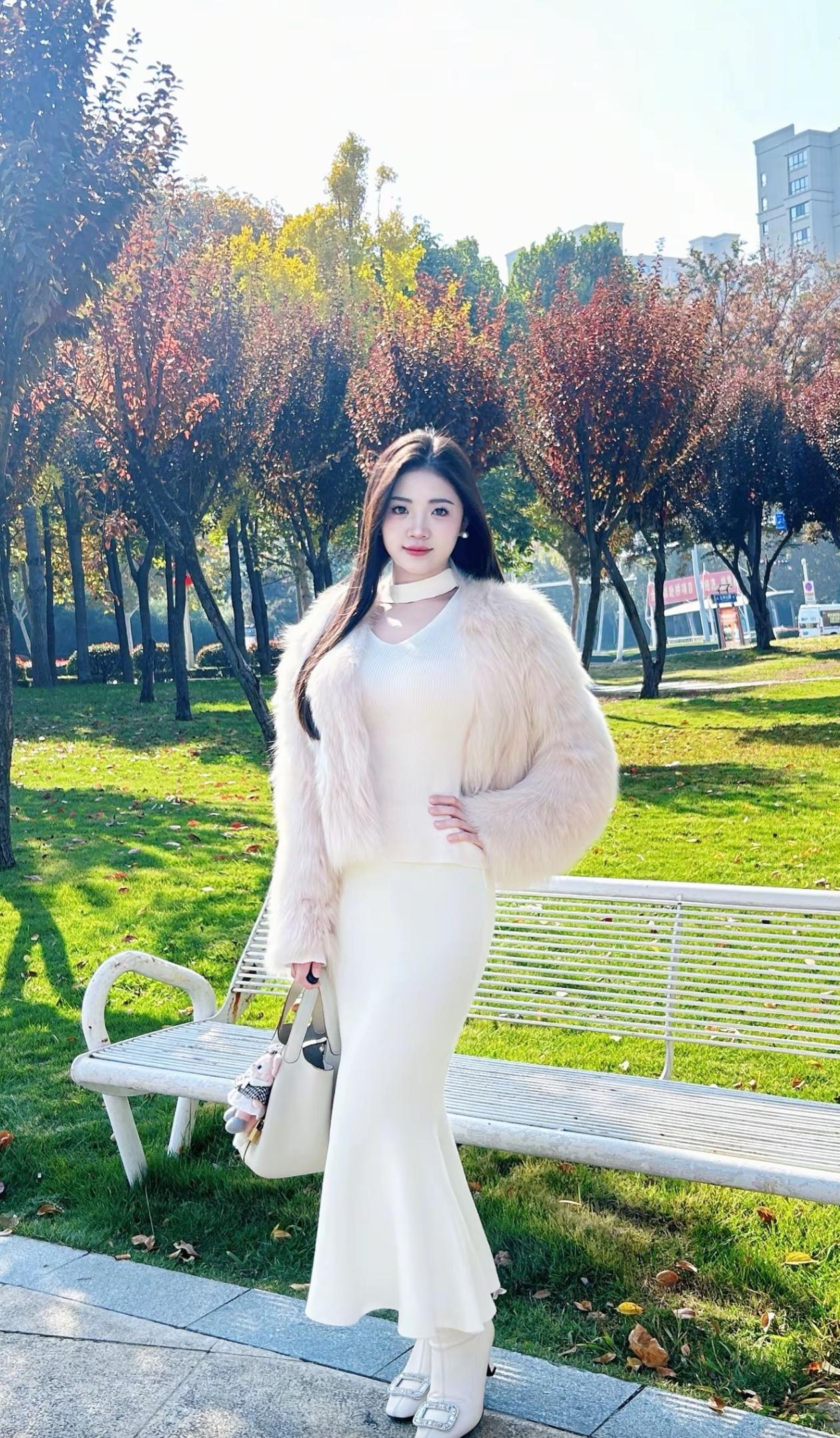 秋日穿搭指南：白色毛衣+皮草外套，温暖又时尚！🍂👗🧥