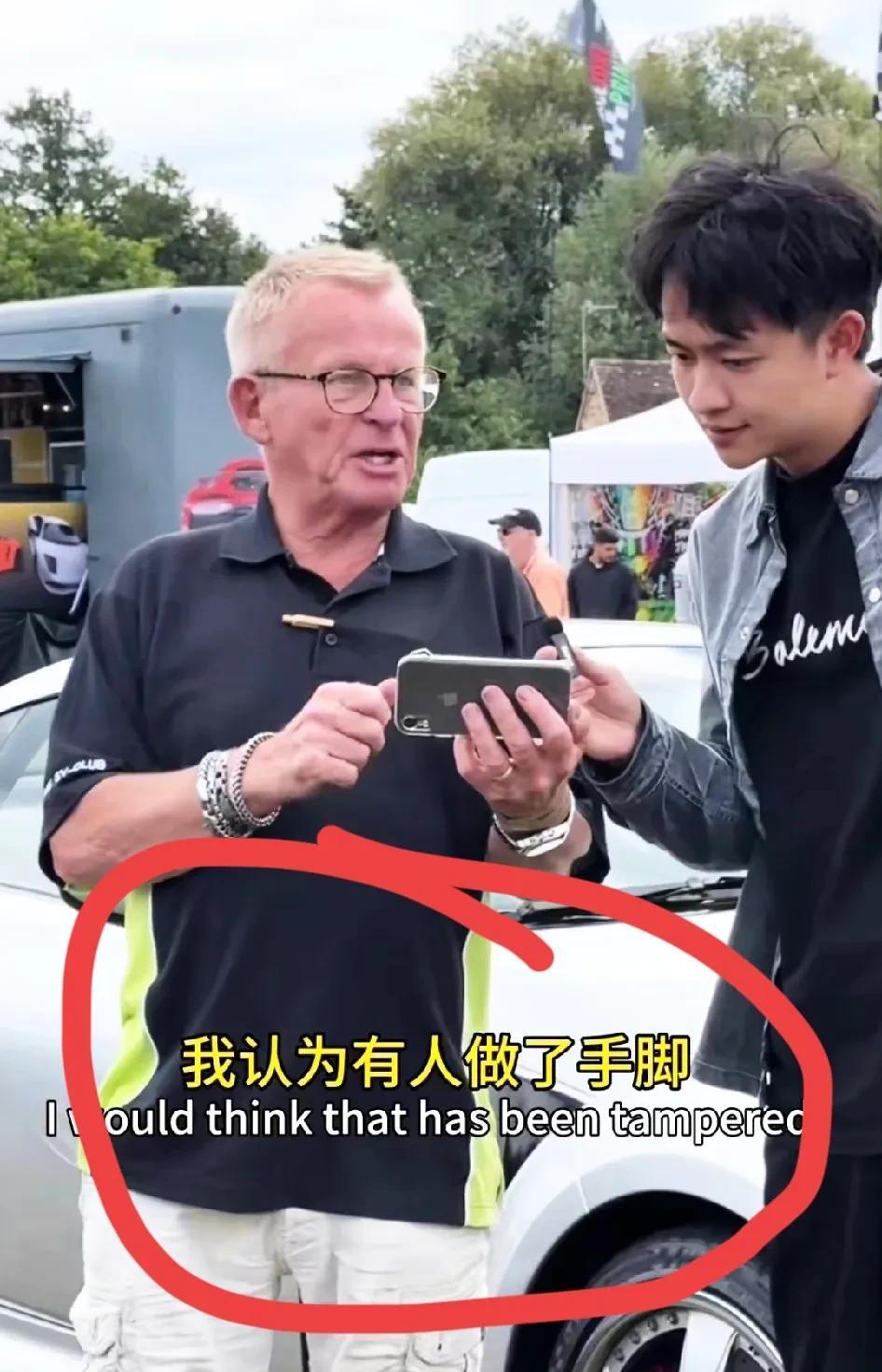 一名留学生询问了5名外国人：“您如何看待中国小车撞翻卡车这件事呢？”没想到，这几