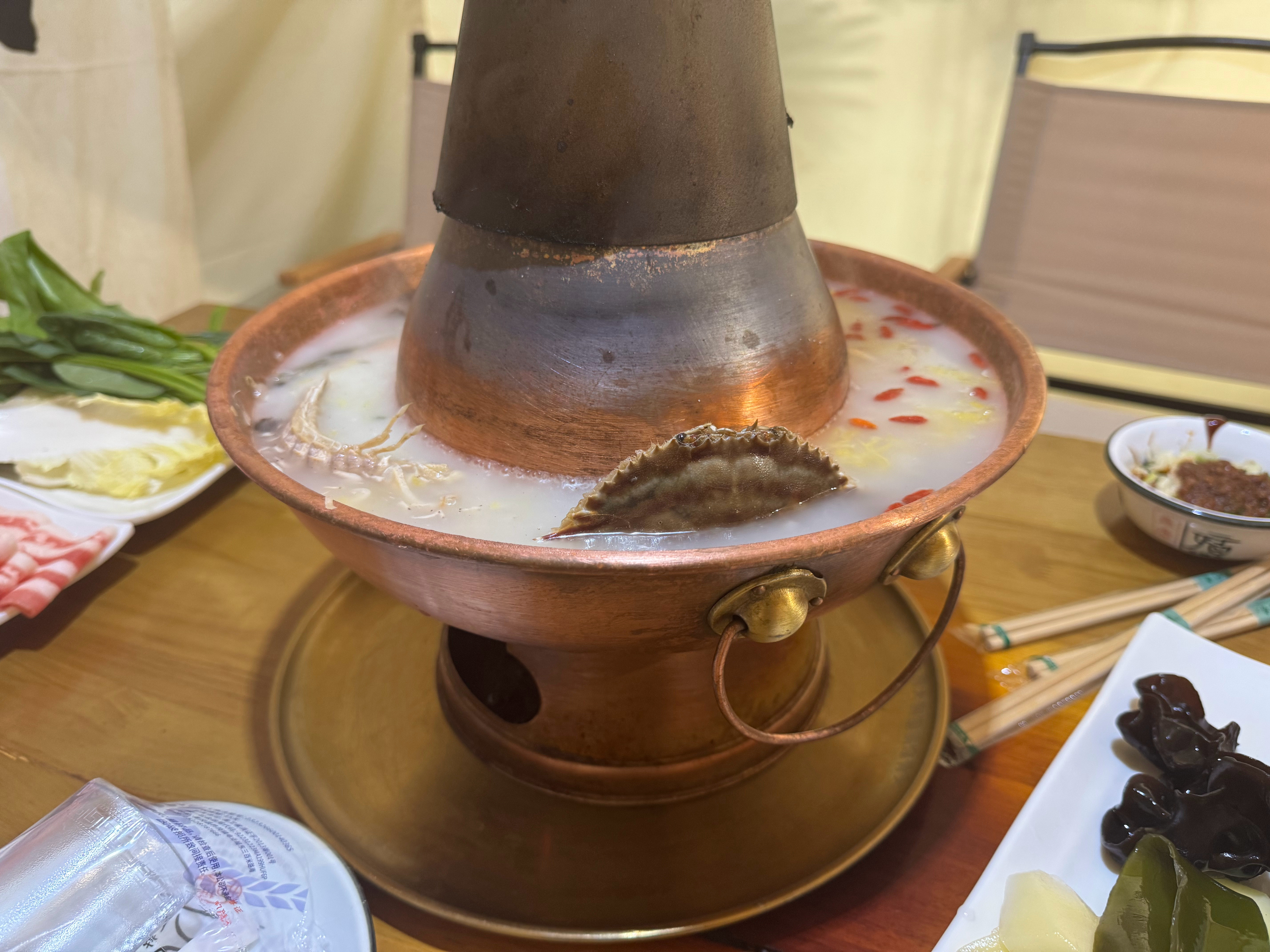 整口老家的老式汆锅底儿。里面的之前是那种超小mini海鲜的底儿，然后铜锅涮一些东