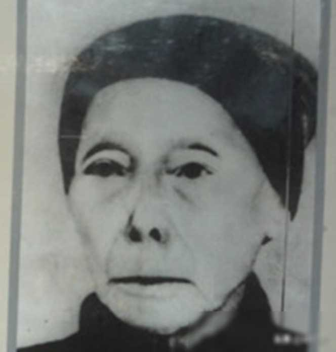 1933年，毛主席来到一位农妇家躲避敌人的追捕。不久，敌人进村搜查，问村里是否有