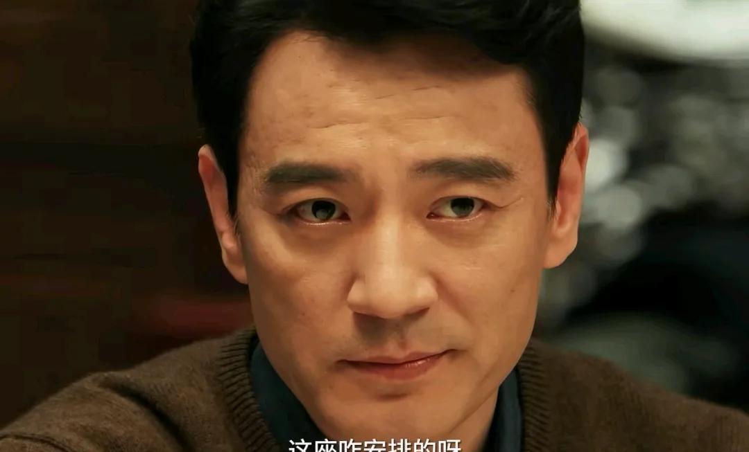 《以法之名》一场生日宴的座次就让李人骏看出了端倪，饭桌上简直比办案还精彩！本来