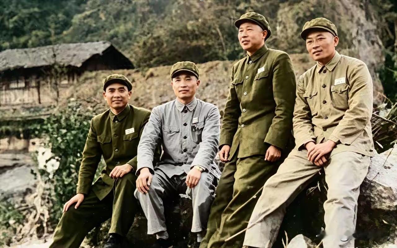 这四位将军都是谁呢？我只认出了皮定均将军。这张照片拍摄于朝鲜战场，他们四位都是