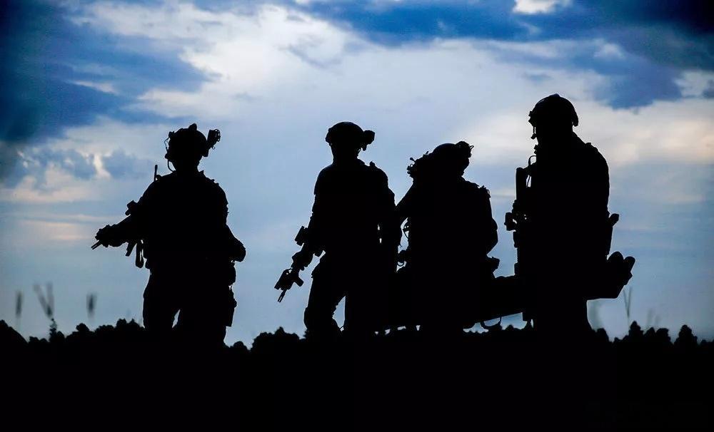 美军特种部队在21世纪有很多次亮眼的“擒王”行动。🔻2003年在伊拉克的“红色