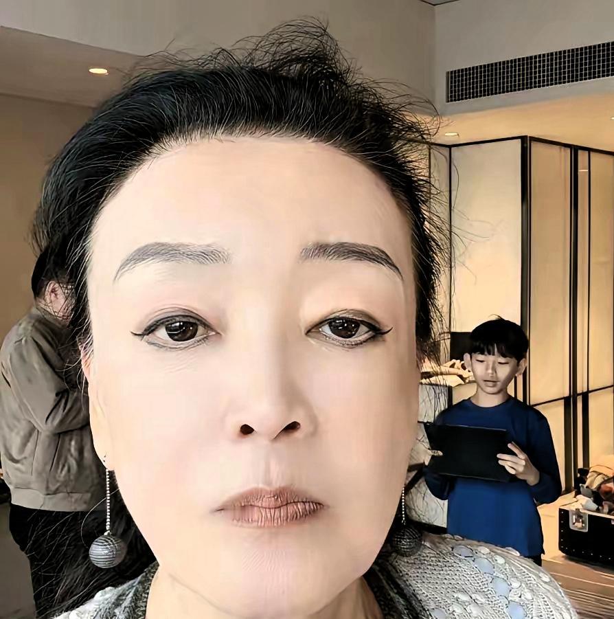 兰奶奶的直播，新发现，小霖霖也来了兰姐最近直播了，大家都看到了，小霖霖也出现了