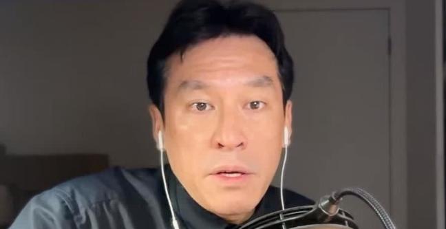 黄暐瀚妄称：“大陆跟台湾是两个国家”！6月16日，媒体人黄暐瀚在电视节目中抛出一
