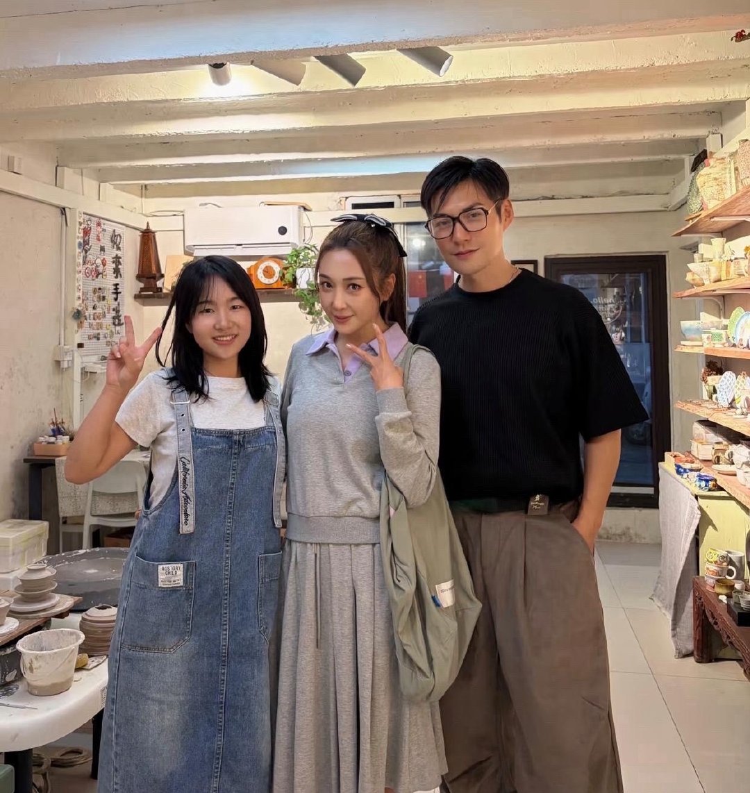 47岁严屹宽和老婆杜若溪在上海一间手工店被偶遇，他的状态太好了，皮肤白皙细腻，头