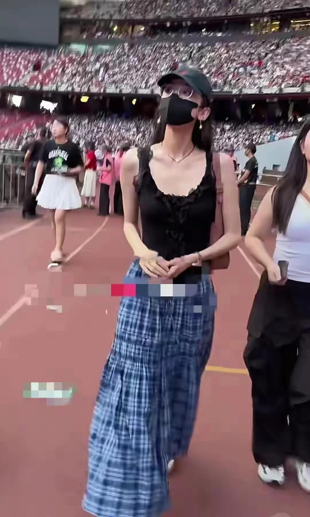古力娜扎观看五月天演唱会，黑色吊带搭配蓝色格子裙，清凉又清爽​​​
