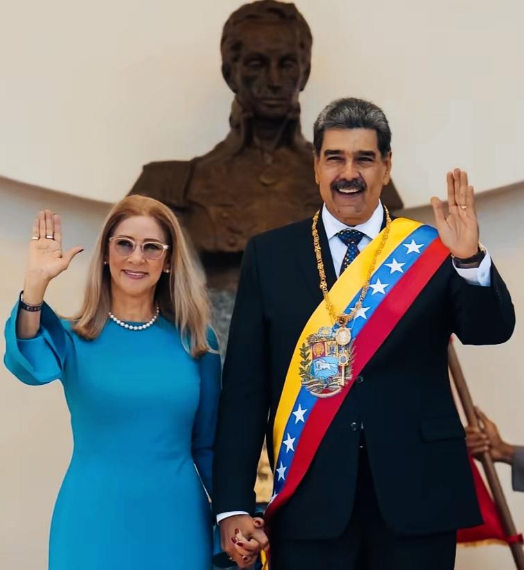 马杜罗和妻子牵着手，看上去挺恩爱啊！这应该是马杜罗和妻子曾经的高光时刻啊！两