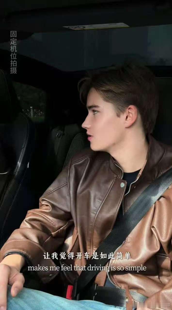 谁能想到燃油车也能装上华为乾崑智驾啊？上汽奥迪A5L这步棋走得也太妙了——无框车