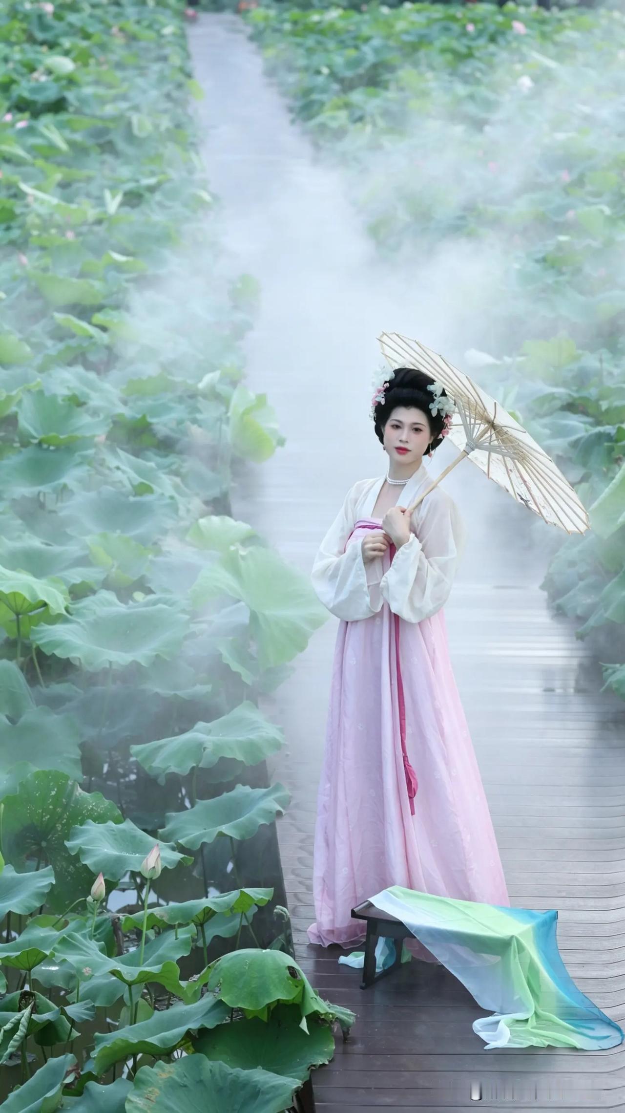 东方佳人｜东方美人。姑娘在荷花池边拍照。少女古风拍照湖边汉服美人