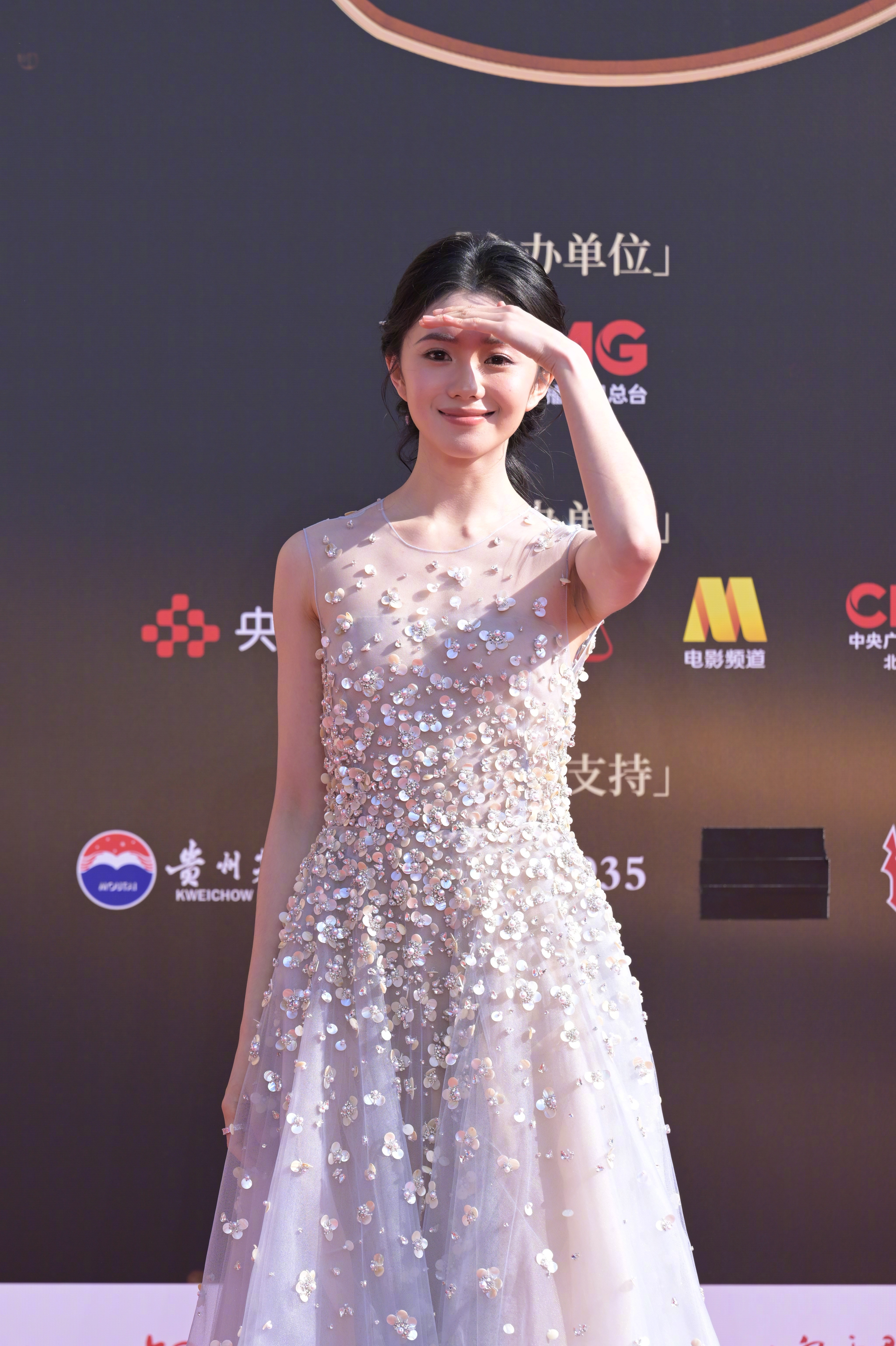 刘浩存今日出席首届CMG中国电影盛典，身着一袭OscardeLaRenta