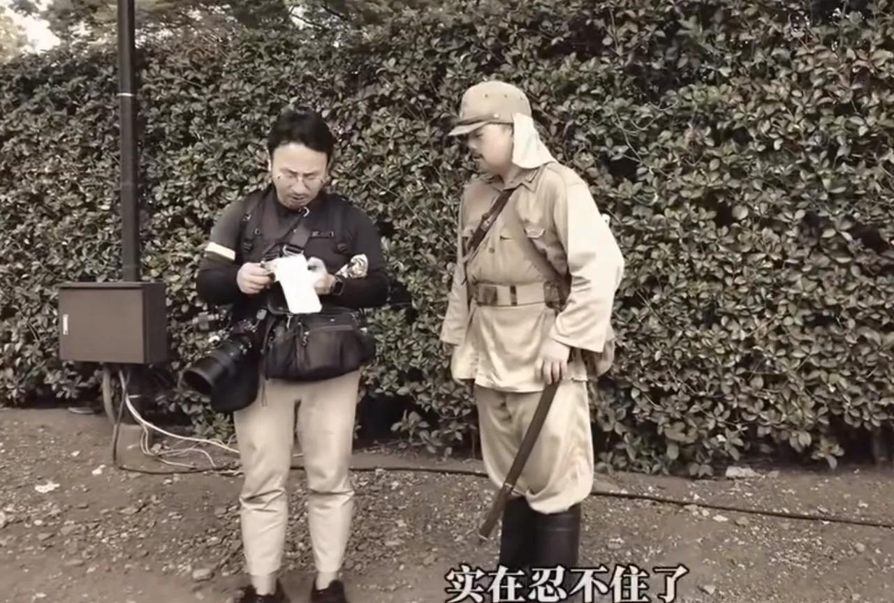 这些日本人其实知道他们在做什么这是我国的一名短视频博主在日本街头遇到的事情。一