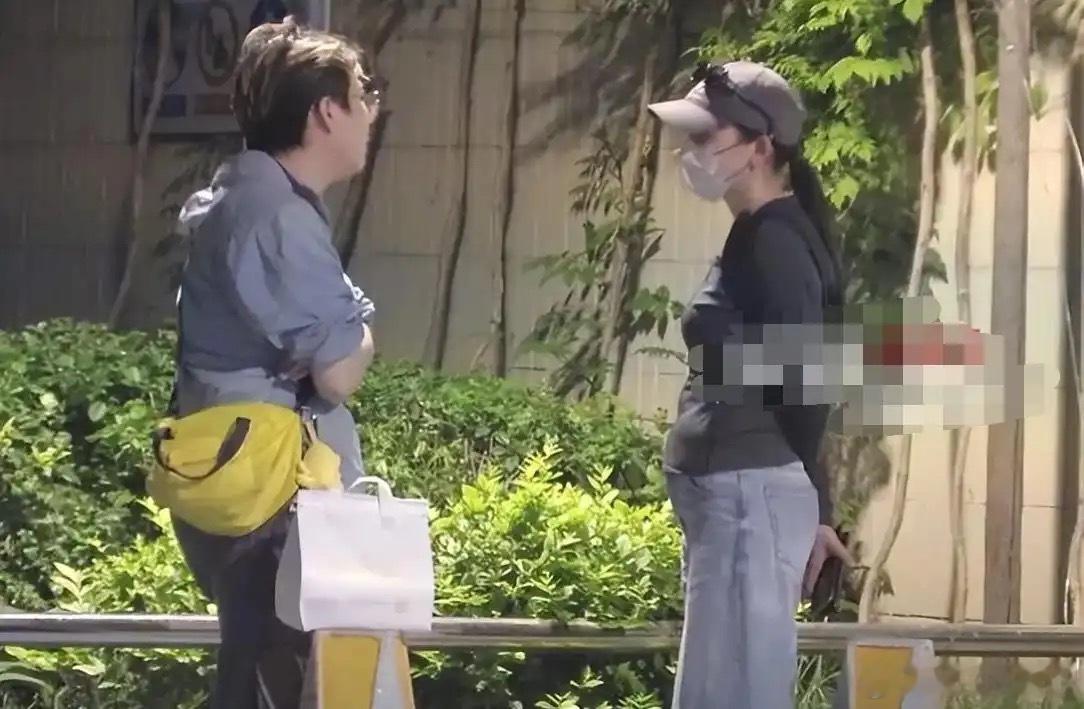 热依扎被发现小腹微隆，猜测难道有二胎了吗？5月11日傍晚，演员热依扎和几个朋友现