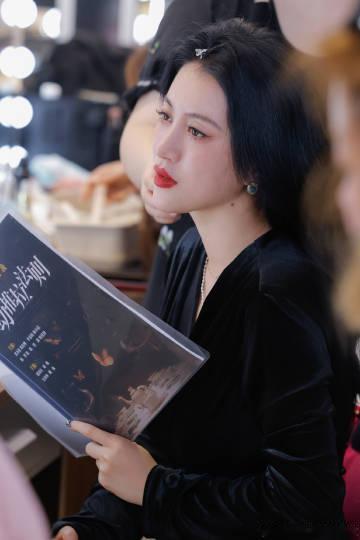 李嘉格和妈妈薄永霞都有同一个毛病，就是说话不过大脑，得罪了人还不自知。李嘉格嫌