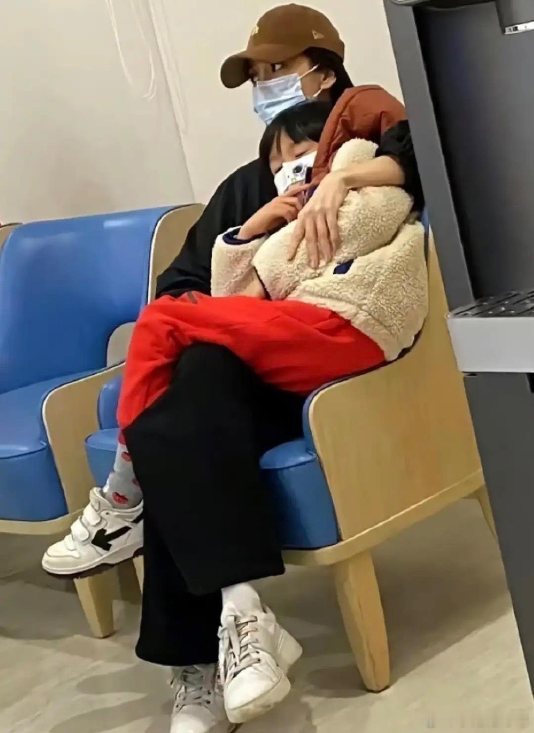 杨颖送8岁小海绵找爸爸，黄晓明亲儿子额头，父子一起练字超有爱！​​​