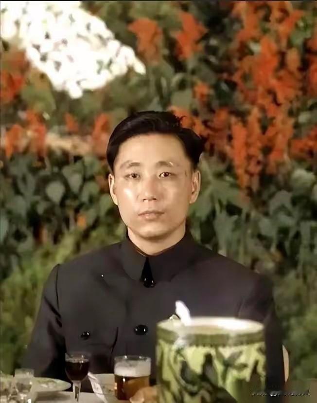 这张珍贵老照片拍摄于上个世纪70年代中期！一位30多岁的年轻人在一次酒会上的