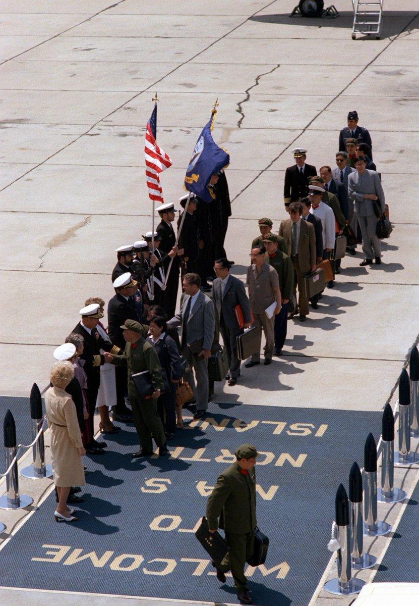 “福建”舰在三亚入列，因为右下角那位拎包的年轻人，这组老照片令人泪目：1980