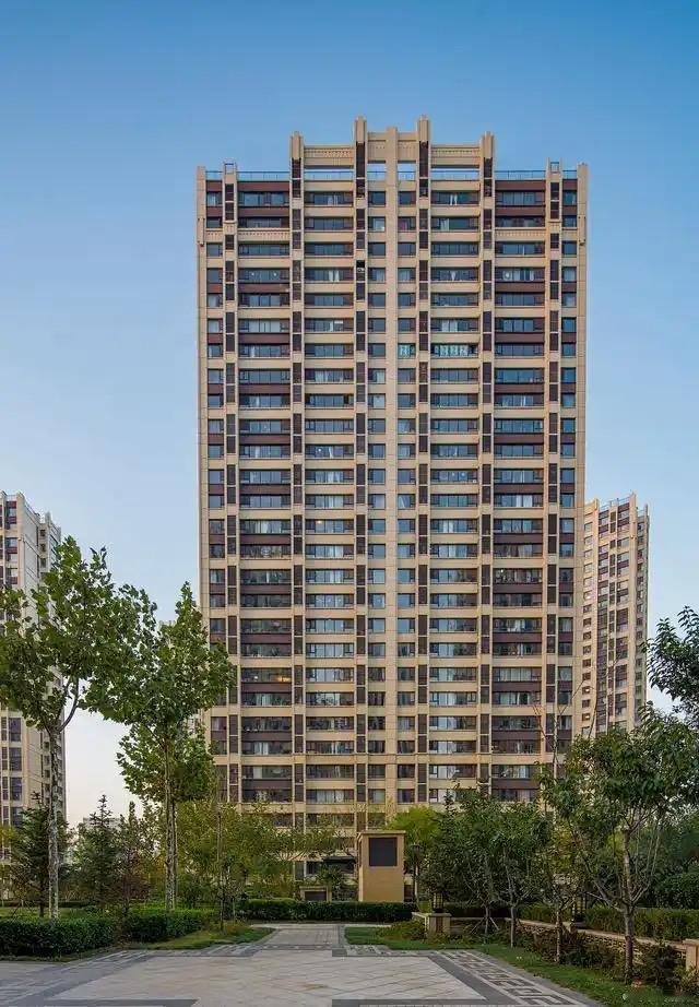 昨天听了个消息,后背一凉,跟着鼻子就酸了——房地产这回,怕是真要彻底变天了。