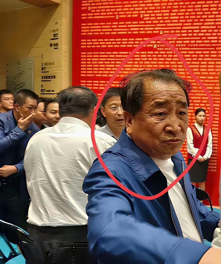 面部表情越丰富，皱纹就越多。姜昆老师作为相声界的元老，多年来始终活跃在舞台上，为