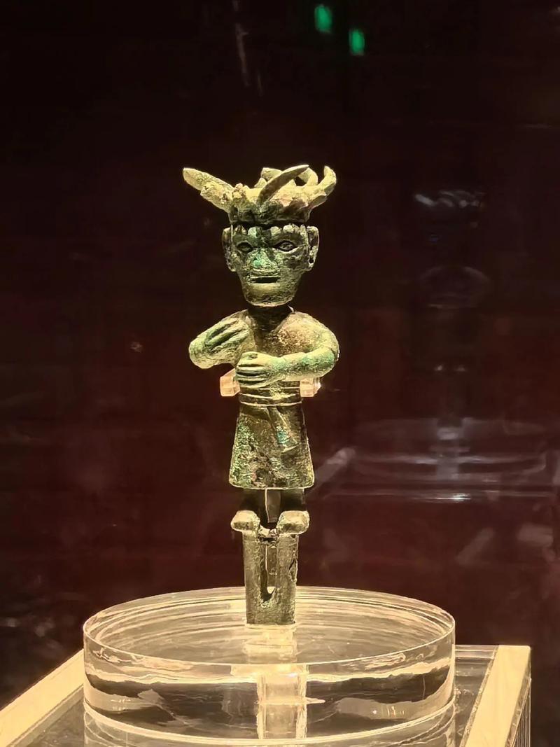 1.血缘与权力的平移学术界普遍认为，金沙遗址是继三星堆之后的古蜀国政治、文