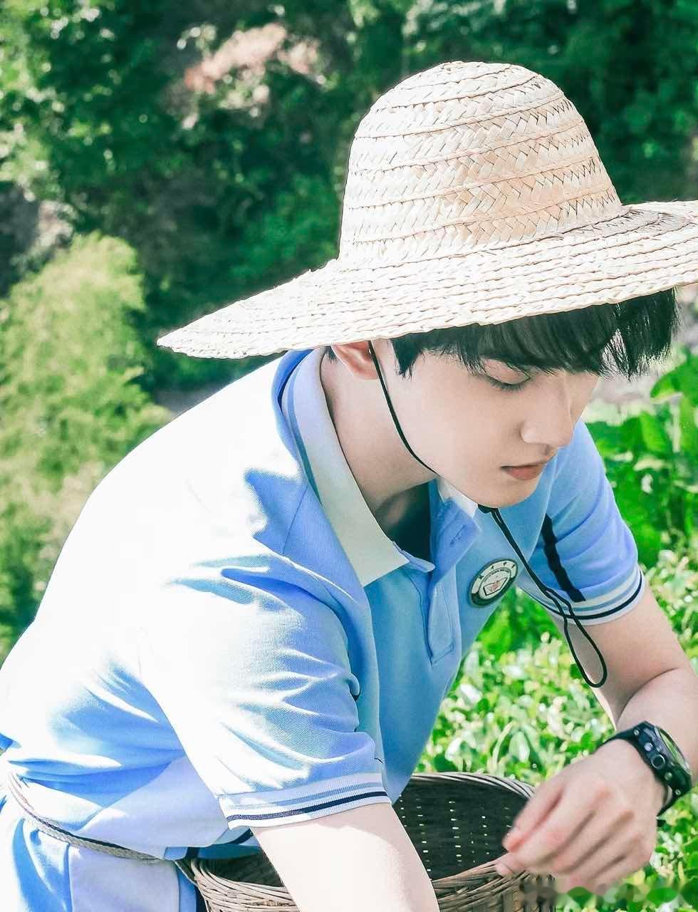 内娱适合演穷学生的男星别人演穷学生像装的，周柯宇演的李雾像刚从山里出来的本人～