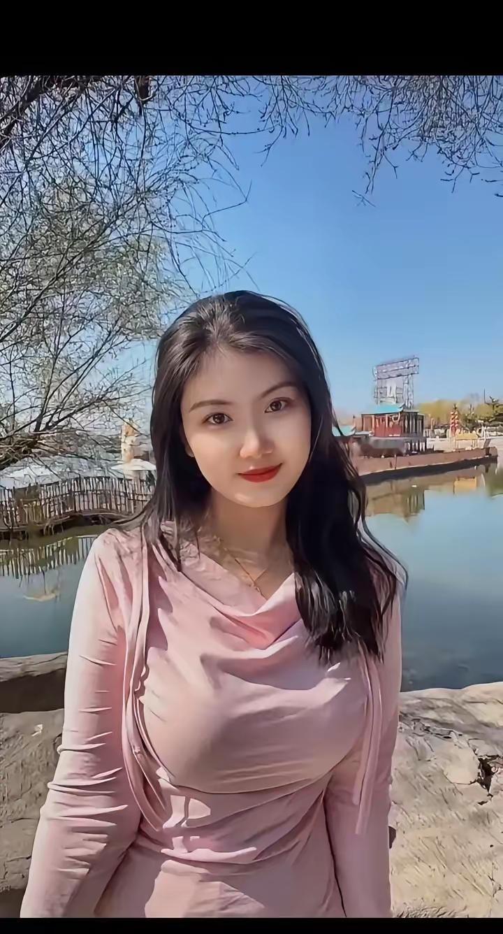 小姨子问妻子，为啥每年过年都在婆家过呀？妻子回答，我和你姐夫结婚十年了，从来没有