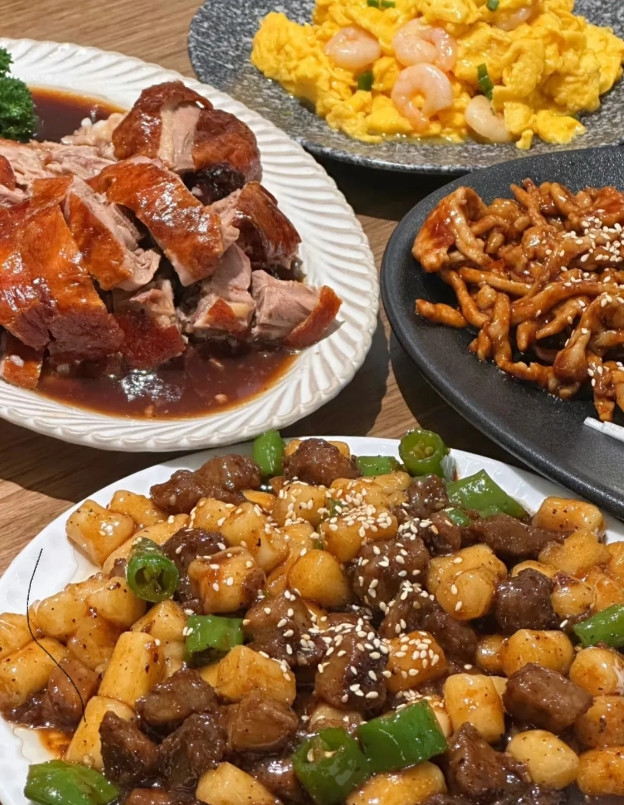 昨天是发工资的日子，和老公加起来差不多1.3W，平时我们都是在家做饭吃，这样成本