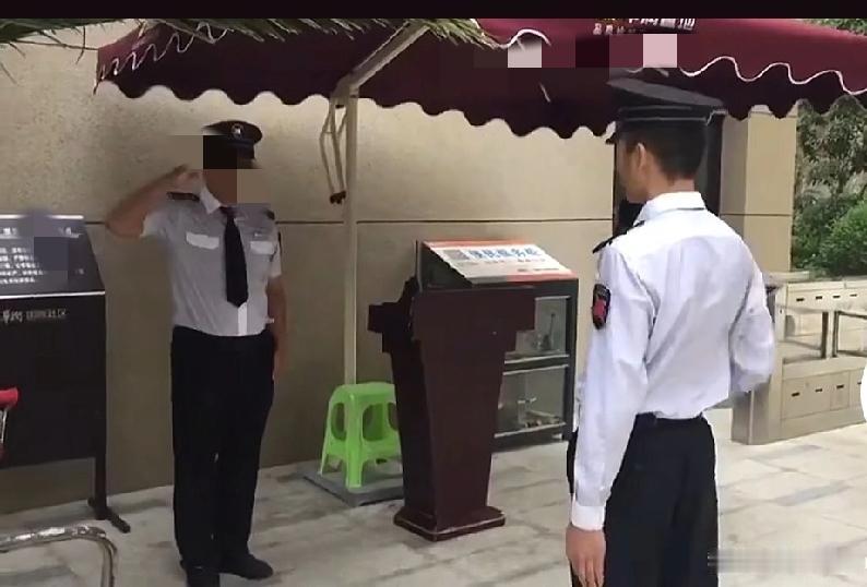 过节保安也开三倍工资，所以这三天谁值班谁赚了。我昨天上午给队长跟物业经理小何女
