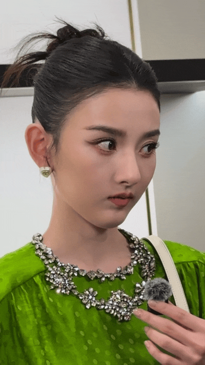 宋祖儿的脸怎么可以这么小这么精致呢？