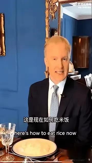 一名来华工作的美国人和中国同事一起吃饭的时候看到他在用筷子,便炫耀的要教他用刀叉