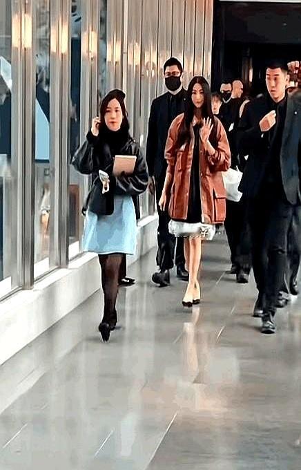 同一件衣服，把贾玲和19岁女团都“坑”了。都说贾玲撑不起那件衣服，怪她胖。