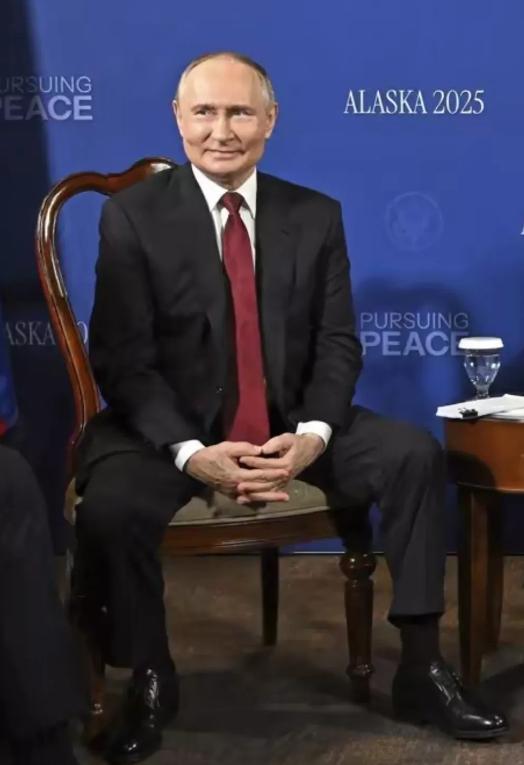 普京用的是替身？普京回到克里姆林宫召开会议，此时的普京才更像我们认识的威风凛