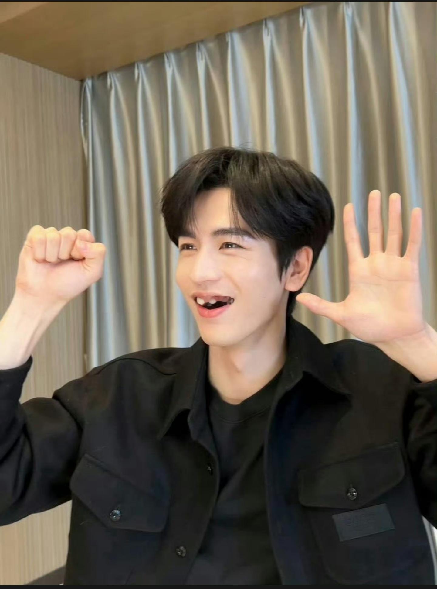 宋威龙与张凌赫谁笑起来更好看？