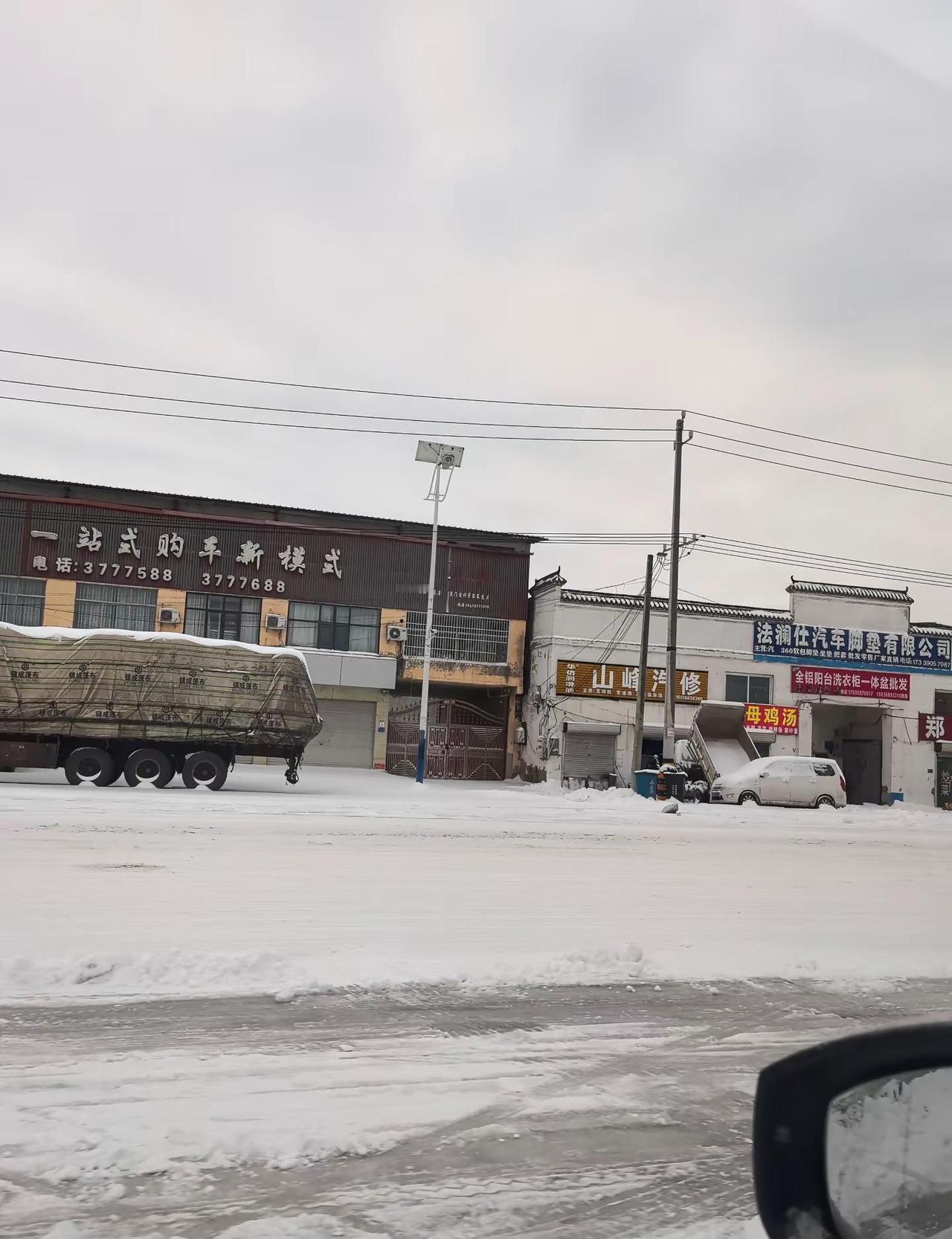 春晚现场，外国人问李玉刚：你是不是“贱骨头”？撒贝宁连忙打圆场解释词义。但对