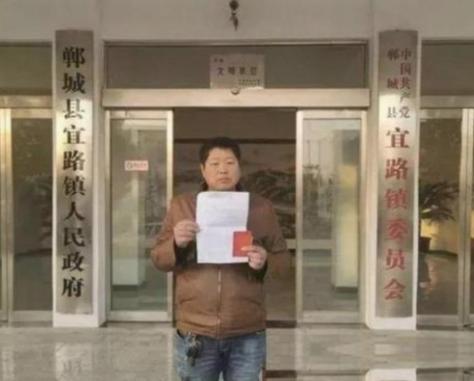你敢信吗？一个人在外面顶着烈日蹬了23年三轮车，风里来雨里去，快50岁的
