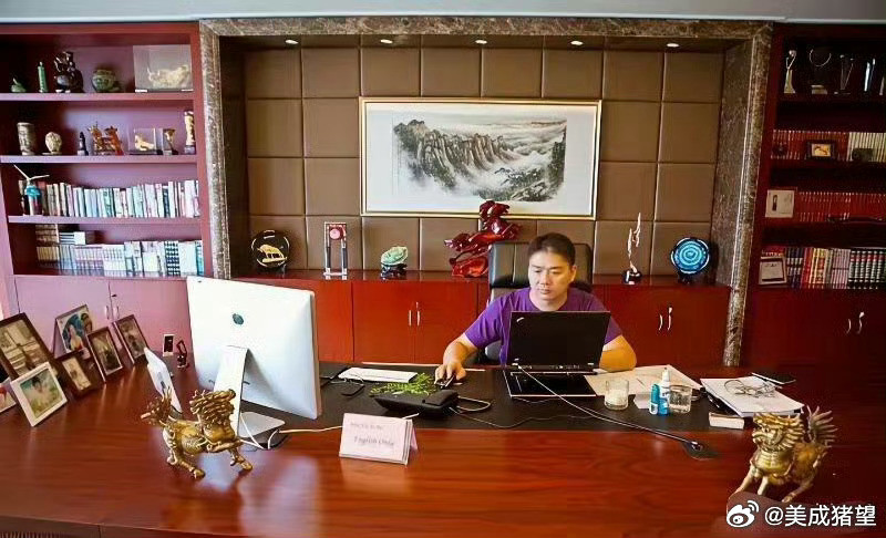 京东集团刘强东的办公室非常大气后面摆了很多书，刘强东是一位很爱看书的企业家