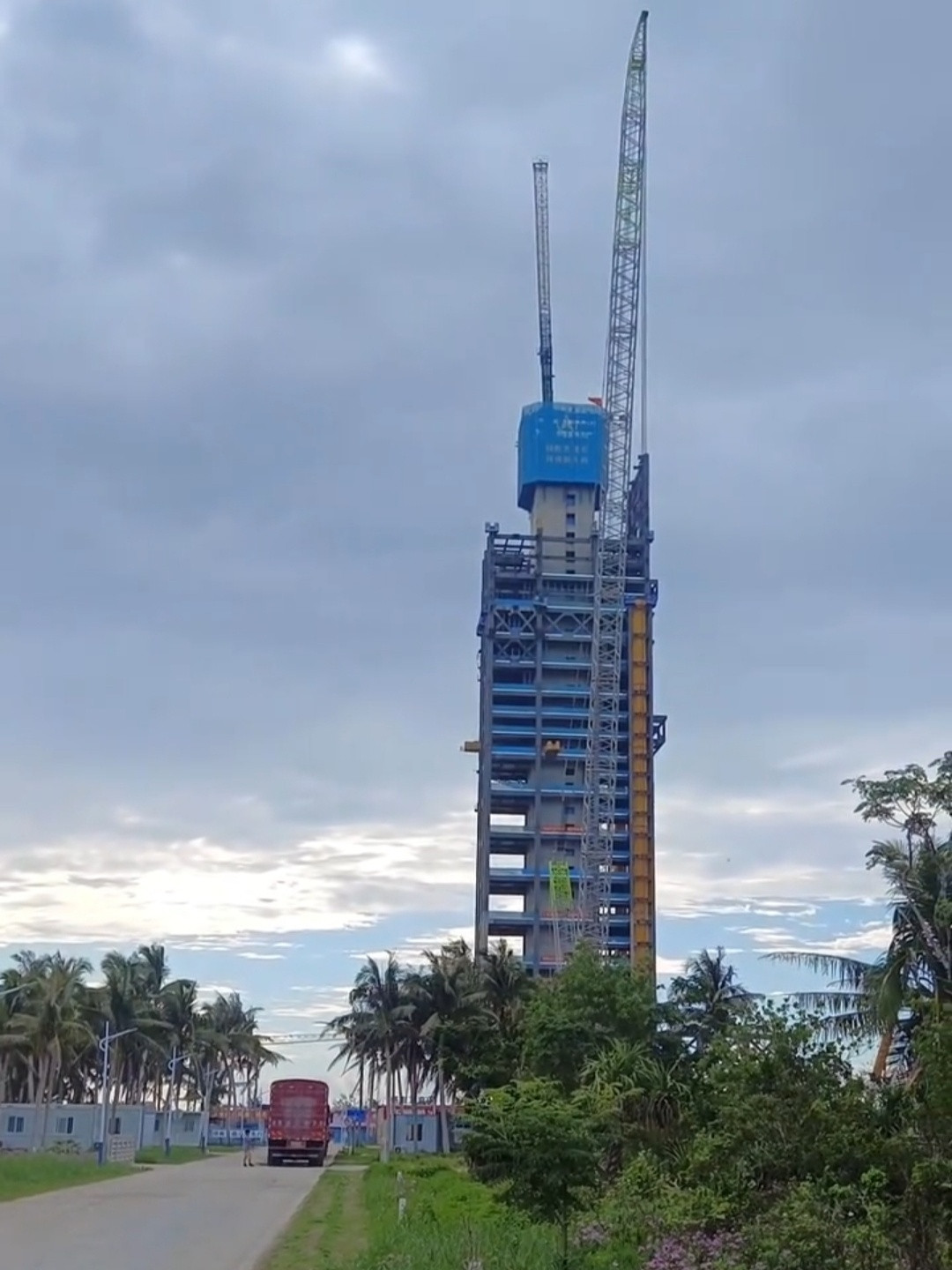 长征10号登月火箭的发射塔在建[墨镜]建设速度好快，文昌的发射塔数量已经很多了，