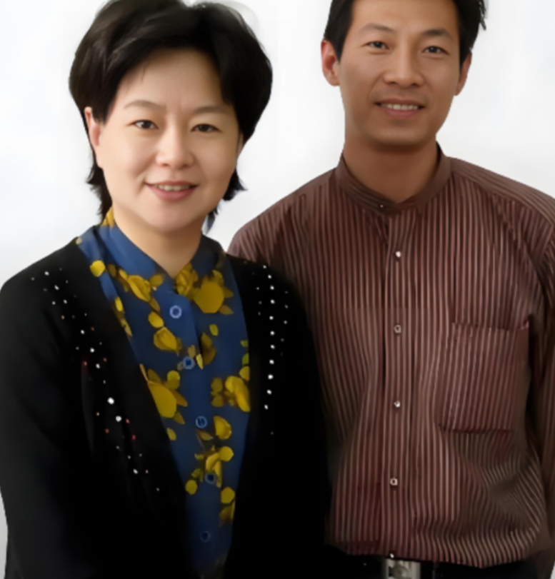 1999年，鞠萍向丈夫提出了离婚，丈夫却提出孩子和钱只能带走一样，鞠萍一听就知道