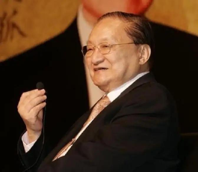 90年代时候，金庸来浙江杭州访问，向杭州市政府提出，批给他两亩地，由他建一个别墅