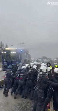 【德国选择党大会引发骚乱多地爆发激烈冲突】据媒体报道，由于抗议人群封锁街道并