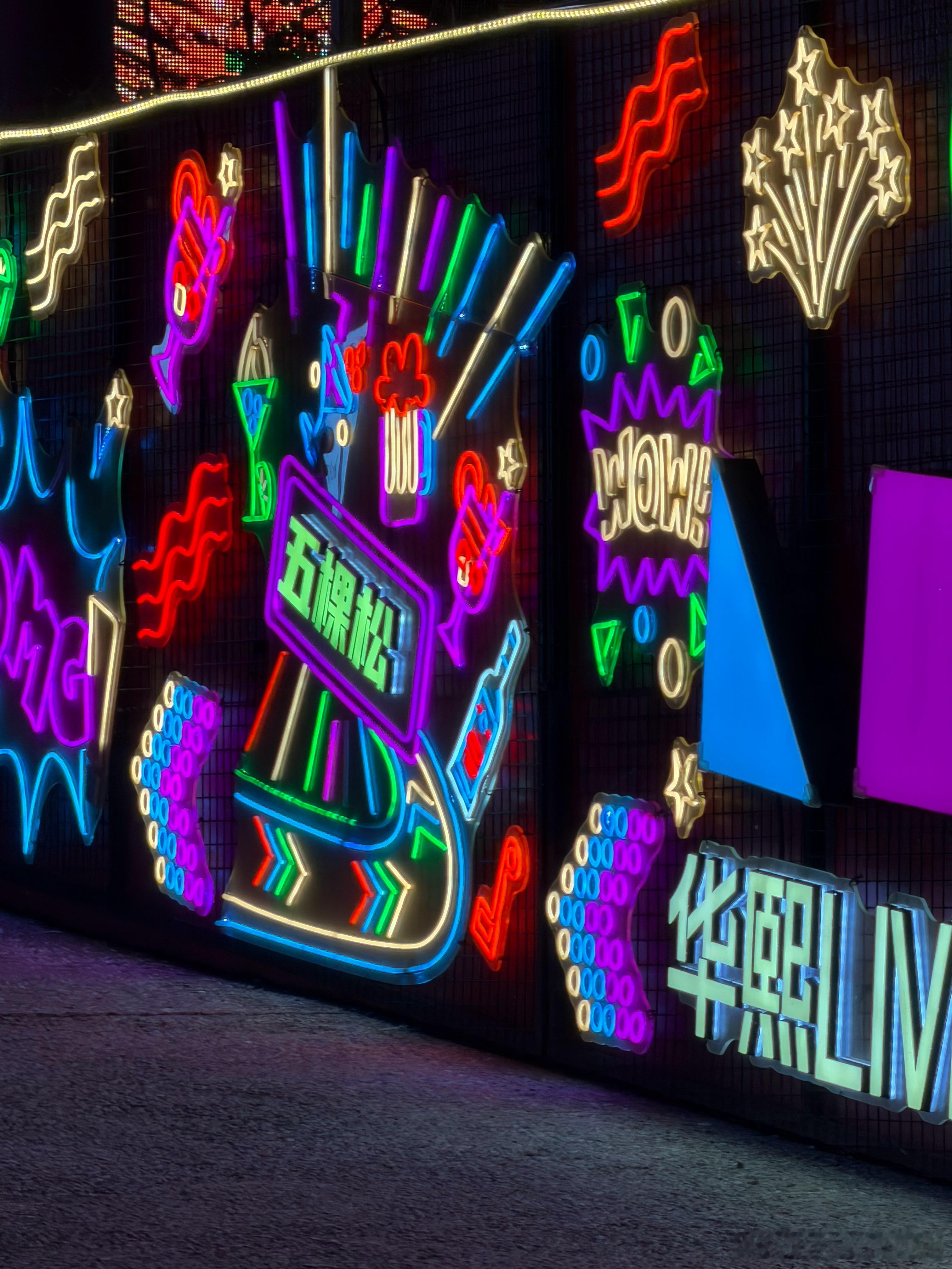 华为Pura80Ultra夜景长焦对比iPhone17ProMax[思