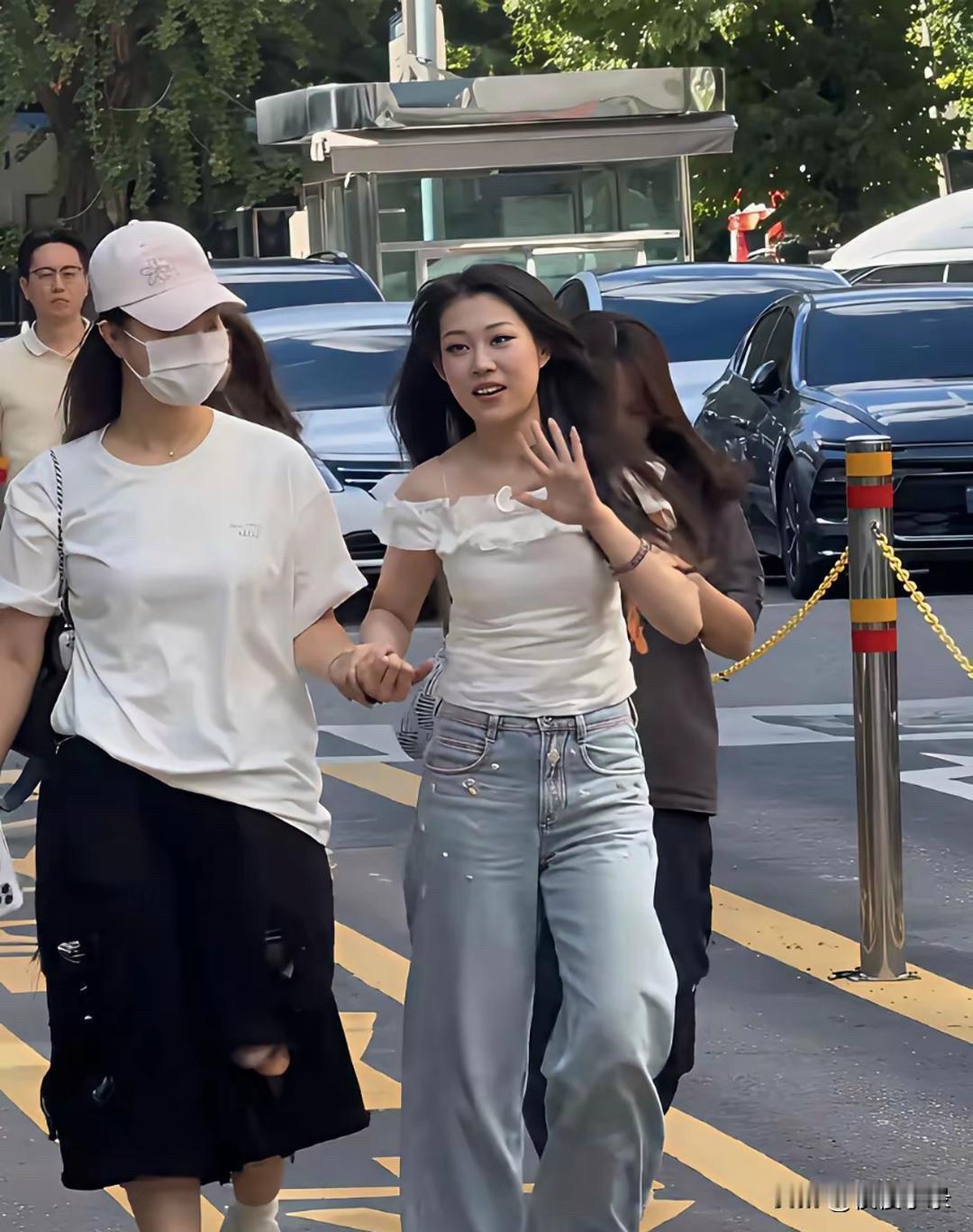 9月4日，沈佳润在韩国广播公司（KBS）上班，她在韩国的妆容很好看，走路需要人