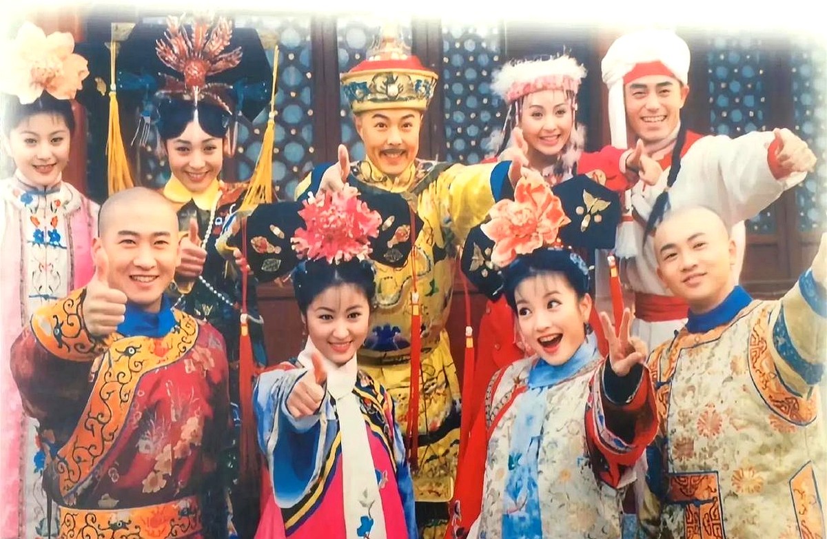 重温老剧才发现，小燕子整个第一部连个真名都没有。这不是作者忘了，是根本不能有。要是她跟皇上认亲时报出