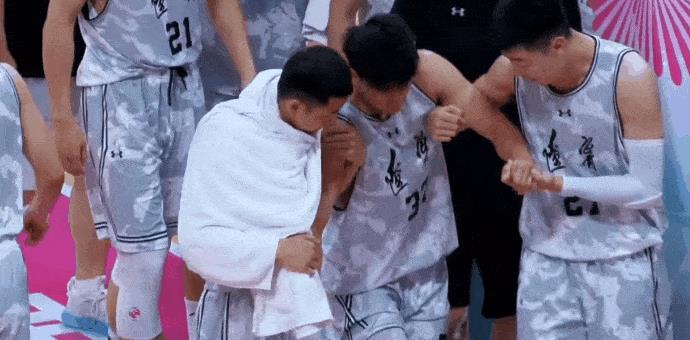 感人一幕！辽宁队李虎翼打河南不慎崴脚，俞泽辰直接背出场外，高诗岩在背后保护，赵继