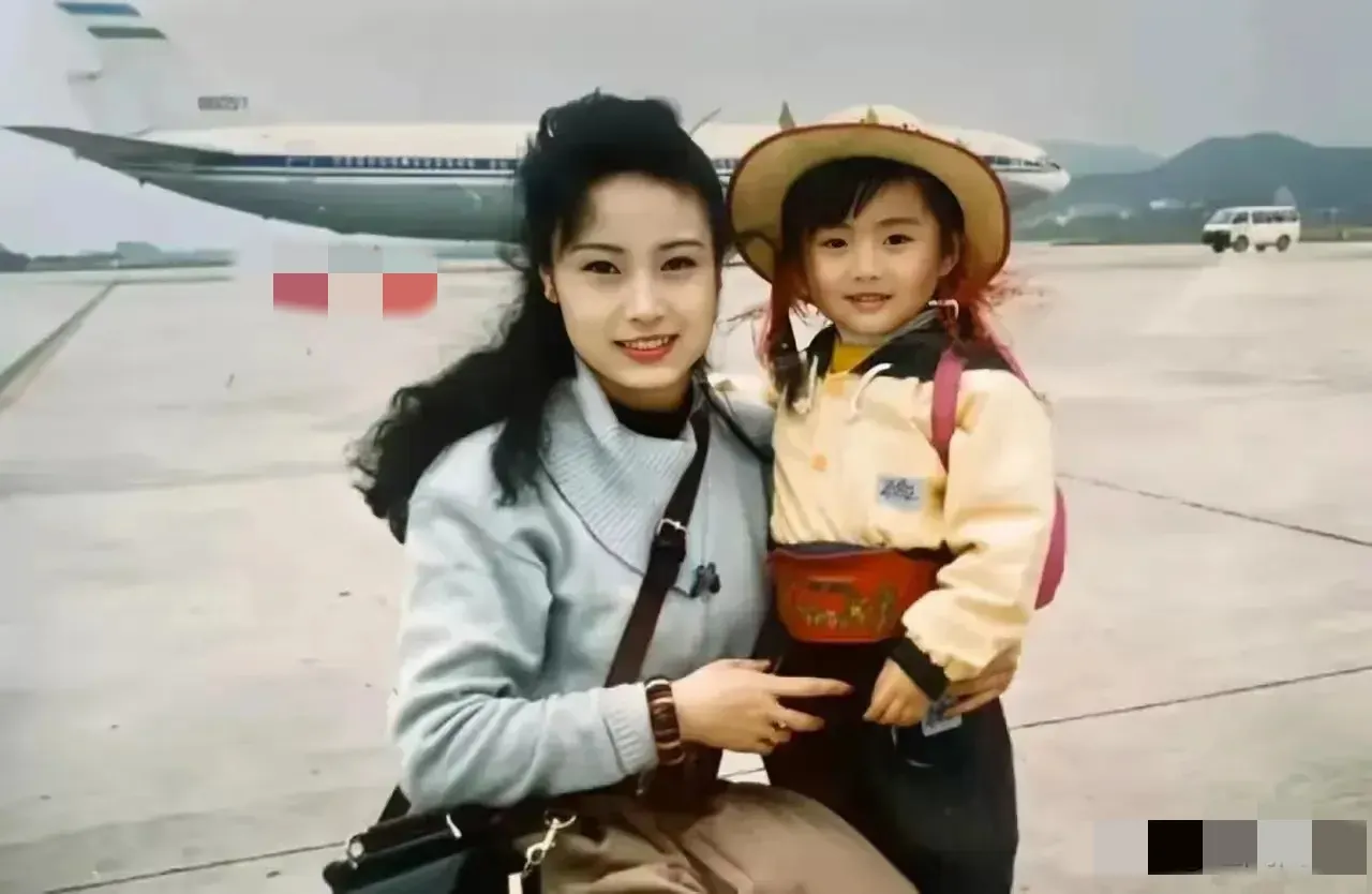 网友:30岁的妈妈和我vs30岁的我和妈妈。你们说谁更漂亮？[笑着哭]