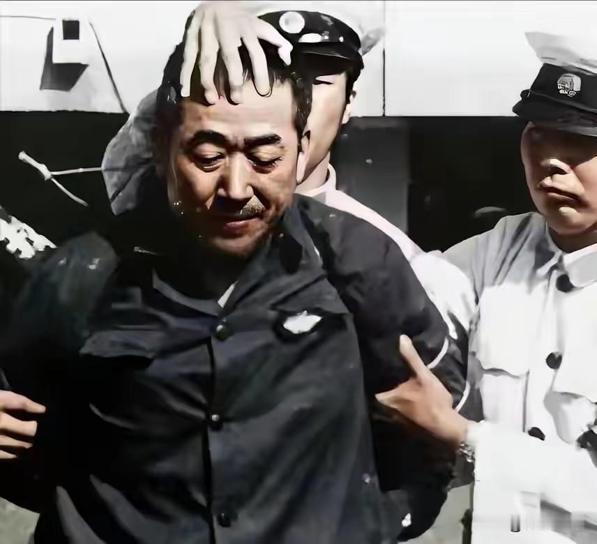 1983年，间谍姜炳琨被枪决前留下了一张罕见镜头，镜头中他双手被反绑，眼神空洞，