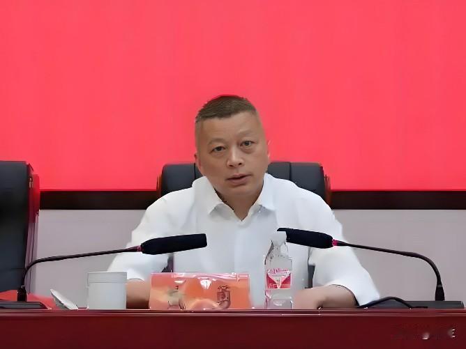 今天湖南龙山县的黄勇又上了热搜，他是1973年出生的湖南龙山人，他长期在龙山