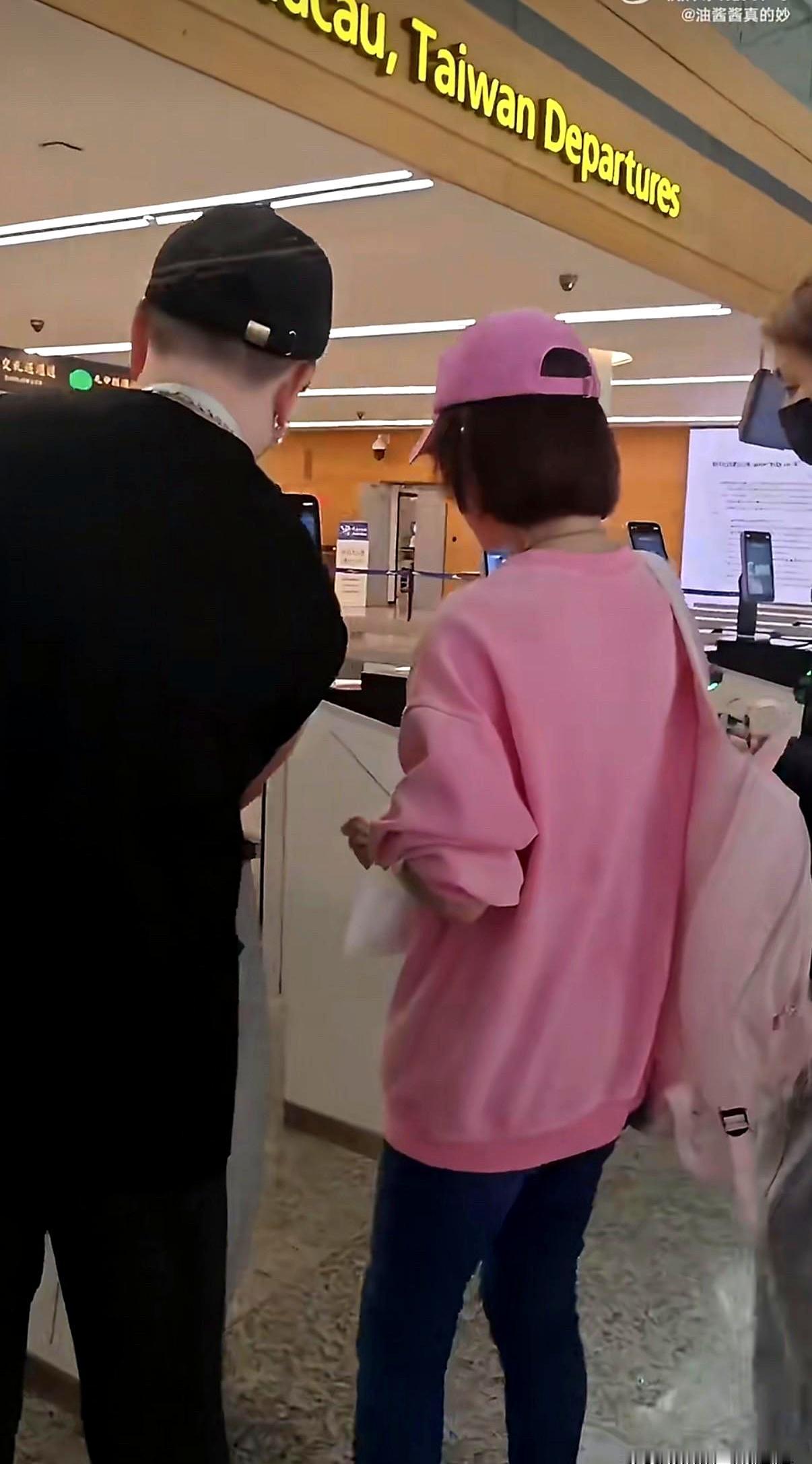 81岁潘迎紫这状态，真绝了！4月4号，她头一回到内地舞台，在成都演唱会上