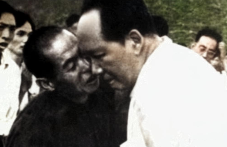 一张令人感动的照片中，一位口音重、声音小的老农想与毛主席说贴心话。毛主席微俯身子